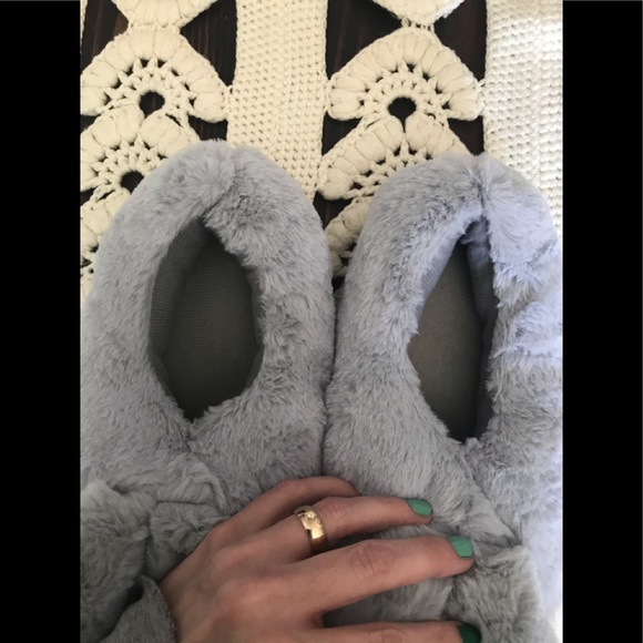 NWOT Adult Fuzzy Bunny Slippers - Picture 4 of 11